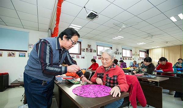 张晓林辅导社区学员剪纸